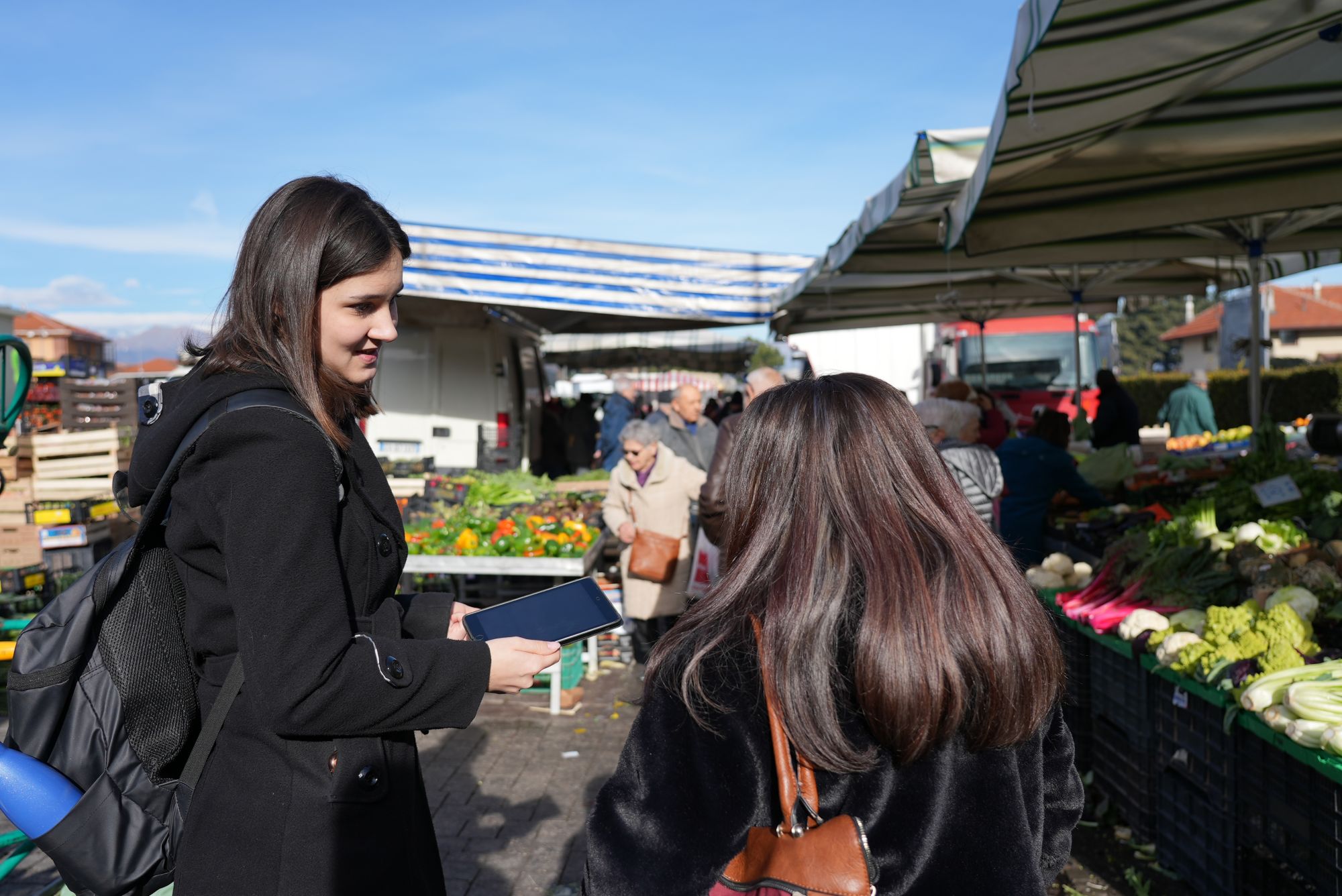 Donna che svolge un’analisi di mercato prima di aprire una nuova attività